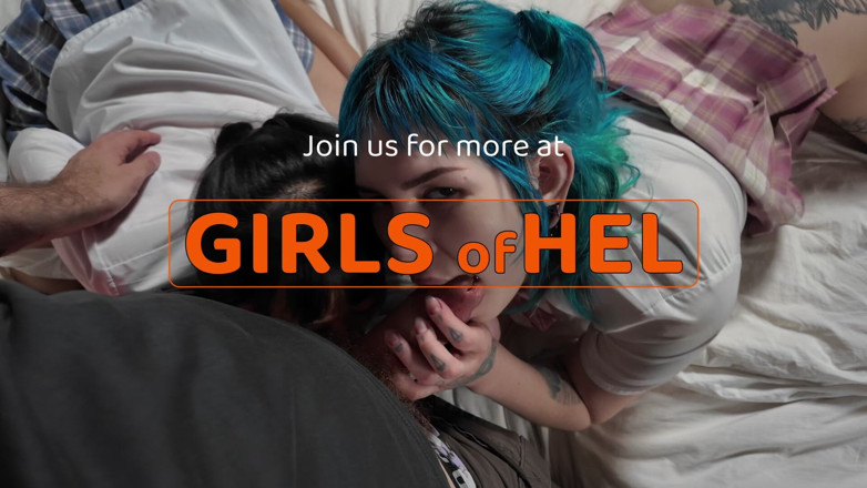 Girls of Hel: Dessa college flickor är alltid inte bra - dildo action på sängen