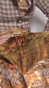แตกใส่ผ้าพันคอไหม Lady Victoria Valente