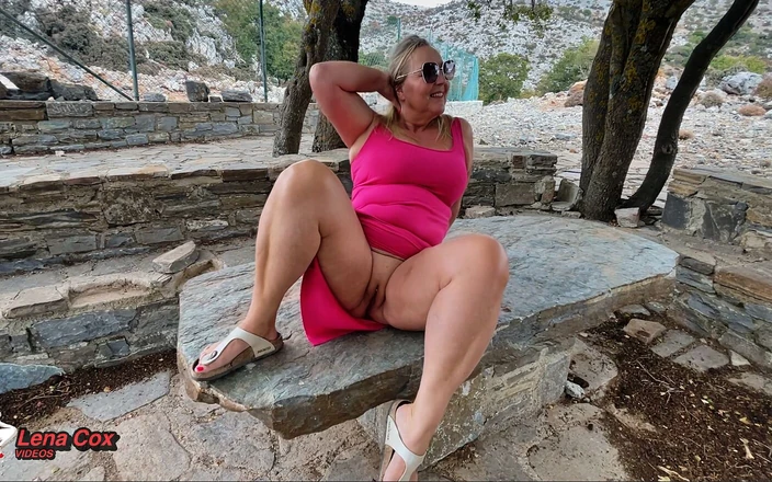 Lena Cox: Kåt fru Lena - snabb spruta på stenbordet