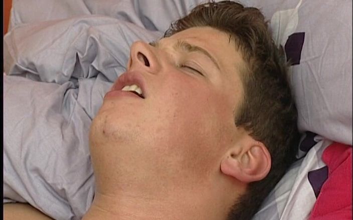 YOUR FIRST PORN: Sven &amp; Alivia Sie Will Einen Harten Schwanz - Sven &amp; Alivia Cô ấy...