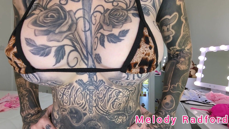 Melody Radford: saphed maikro bikni aur adhovastr daur ki koshish karen - Melody...