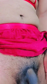 La trans si strofina il suo pene flaccido e prova duramente per farlo erezione
