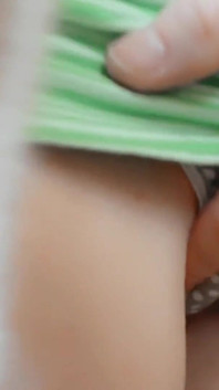 ลูบหีเล็กๆ ใต้กระโปรงสั้นในรถบัสแน่นขนัด