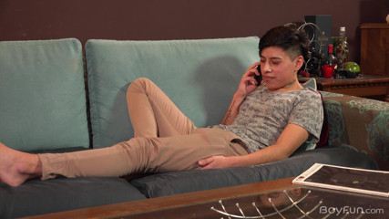 BoyFun Solo: Gadis remaja latino ngocok kontol sambil telepon seks sama pacar...