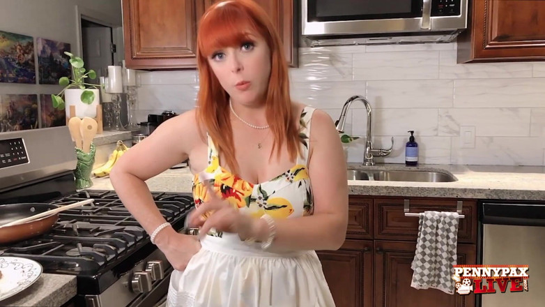 Penny Pax: Penny Pax heet poesje spelen in de keuken