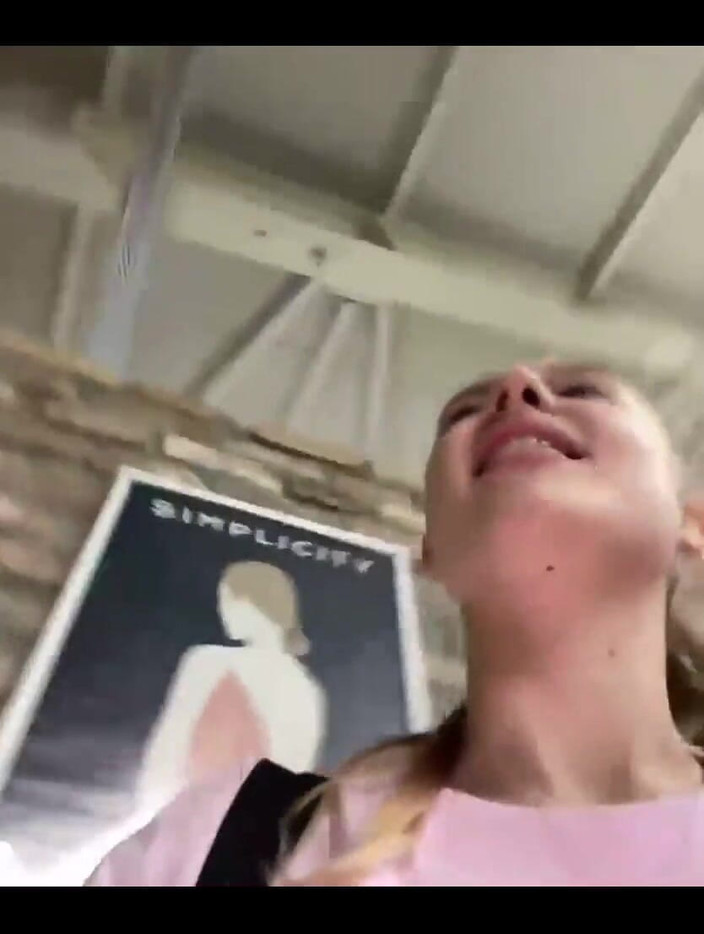 JuiceLussie: Sexig träning och sprutning i gymmet