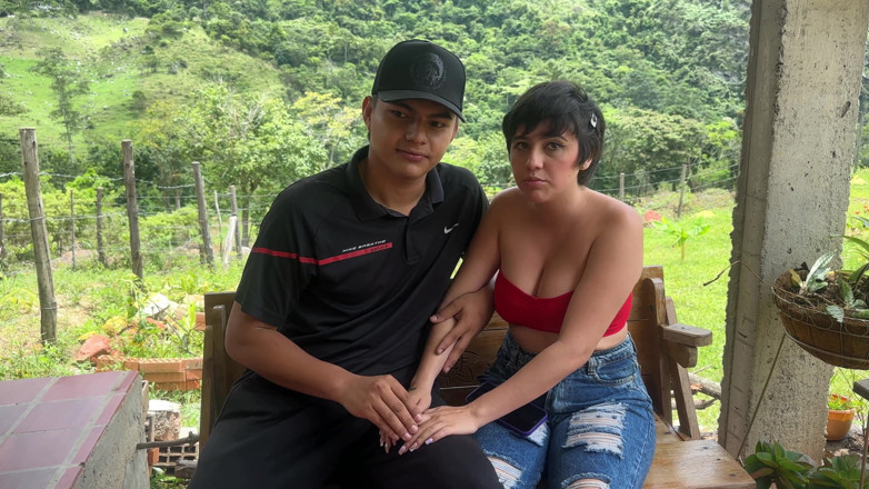 ManuelaAlvarez: Eu fodo minha meia-irmã rica enquanto estamos de férias em...