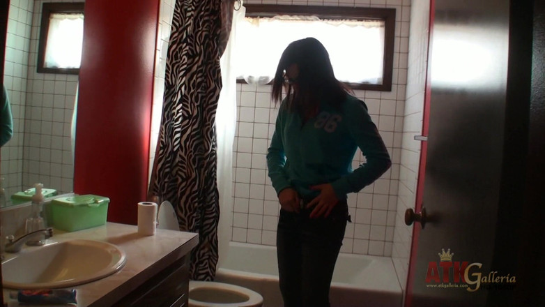 ATKIngdom: Roztomilá a brýlatá Aubrey James se prochází kolem natáčení videa...