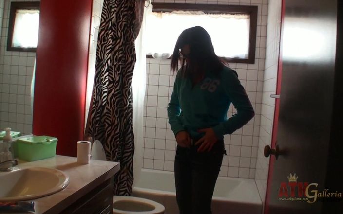 ATKIngdom: Симпатичная и бесценная Aubrey James ходит по набору ее видео и писает перед камерой