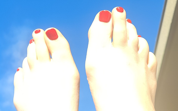 Clea feet: Clea se joacă cu fructe