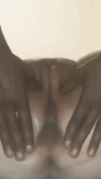 Suamiku lagi asik fingering itilku sampai muilti muncrat sampai orgasme berkali-berkali