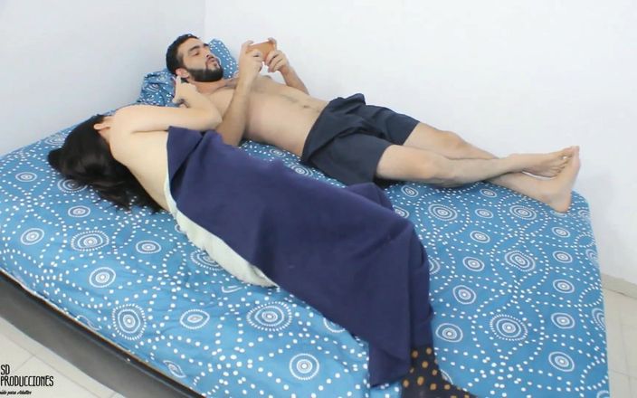 Emma vict: Lezzetli memeli ateşli minyon küçük bir yarağa biniyor - İspanyolca porno