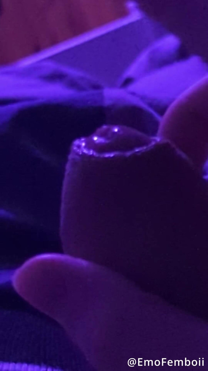 EmoFemboii: Fântână de spermă până la margine