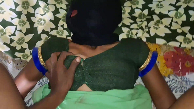 Desi step mom: Dì mặc saree đỏ