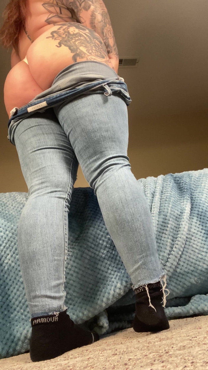 ChandlerKnight: Des baskets se déshabillent + squirt sur les pieds