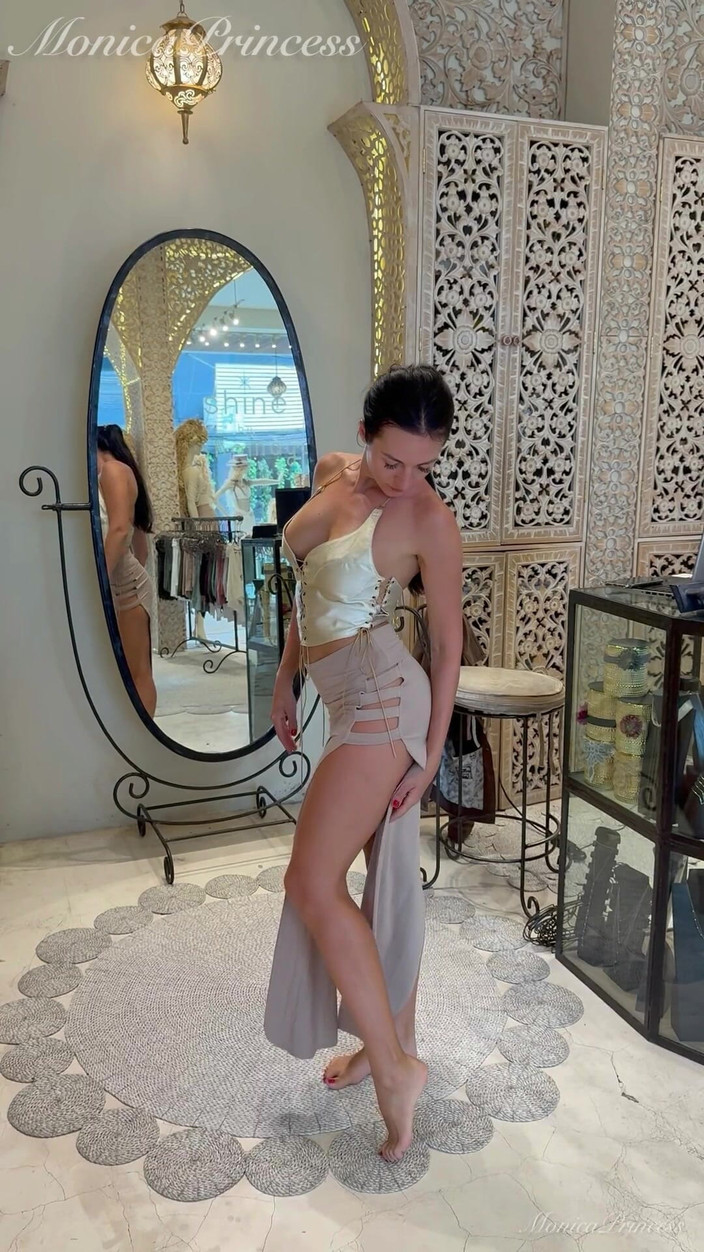 Princess Monica: セクシーなバリ風衣装がブティックで試着