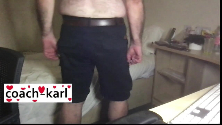 Coach Karl dude lodge: 파란 반바지를 보여주는 칼 코치