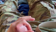 Gay Soldier Stuff: Il soldato dell'esercito si masturba indossando dei Boxer bianchi e...