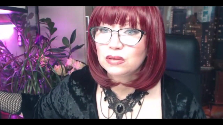 AimeeParadise: Zralá špinavá děvka šuká svou kundu a zadek obrovskými dildy v soukromé...
