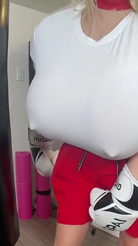 Rondborstige blondine bokst met enorme nep-pik eruit! Stel je voor dat ik boks in de boksclub waarin je zit!
