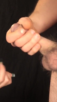 My Stepsister and Me Play to Relay in This Handjob Until I Cum on Her Lips and Drips Onto Her Nails. Full Video.