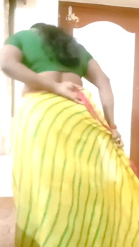 Indiancă desi tamilă mare și frumoasă Soție nud tachinare cu țâțe mari cur pizdă păroasă în sari purtând! Renuraj