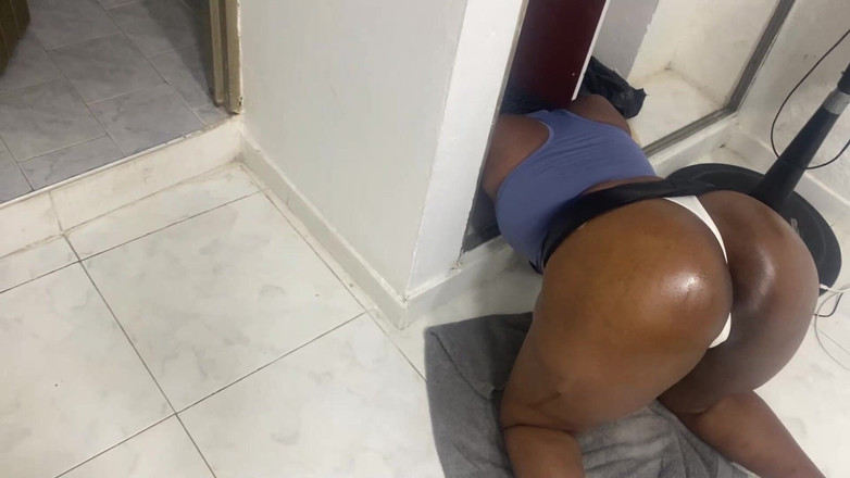 olivercastelistar: Üvey annemi kıyafetlerimde bir şeyler ararken yakaladım