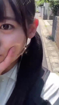公共自拍 - 一个真正的小妞在城市散步时记录她安静的高峰 第4章