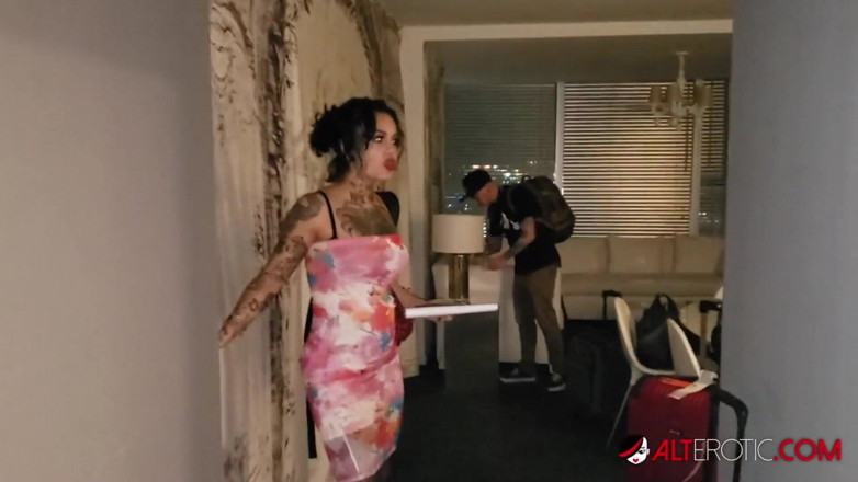 Alt Erotic: Genevieve Sinn cavalca un cazzo prima di farsi tatuare la...