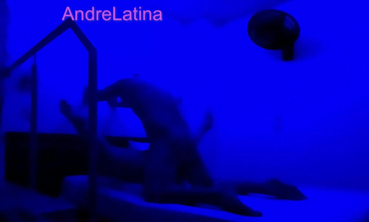 Gatita latina: 쪼이는 후장 클램프는 정액이 젖고 배고픈 코어를 채울 때 포효합니다.