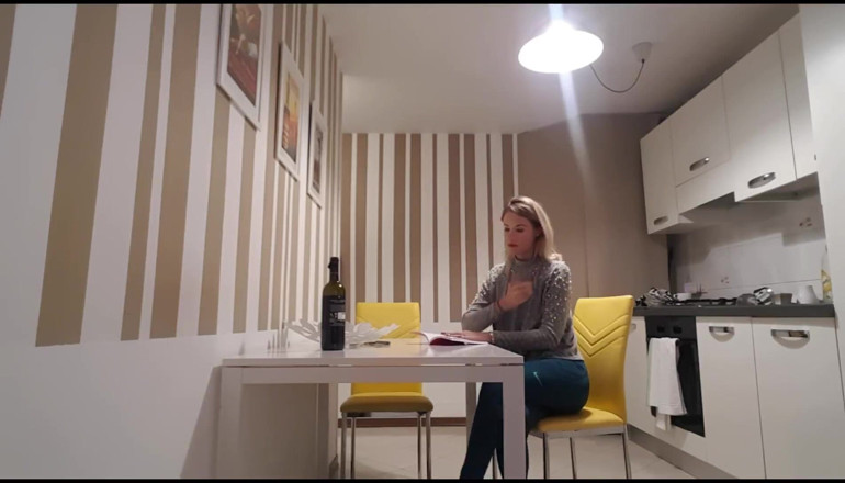 Erotic Tanya: Blondă drăguță lectură și pârțuri tare