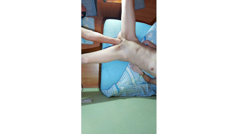 Wet Pussy Fuck: Genç kıza yumruk sokma - sıska kız yumruk sokmayı seviyor