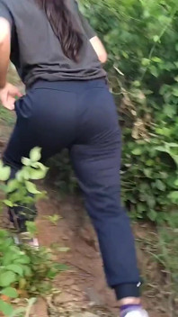 Gadis imut latina pamer toket dan pantatnya di luar ruangan