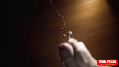 Mikel Prado: Il ragazzo non circonciso sborra sul tavolo