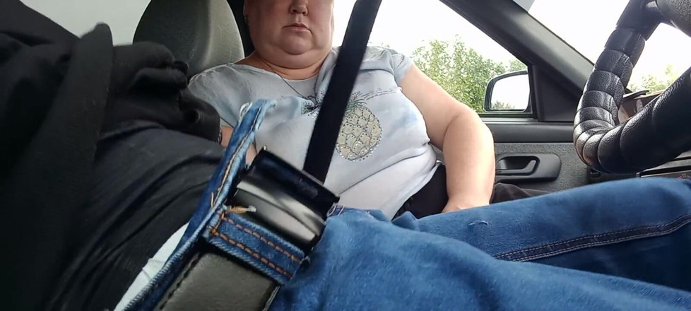 Zona901: Une MILF me branle la bite dans la voiture jusqu'à...