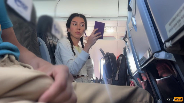 Katty West: Une bite en public s’exhibe dans un avion - une fille...