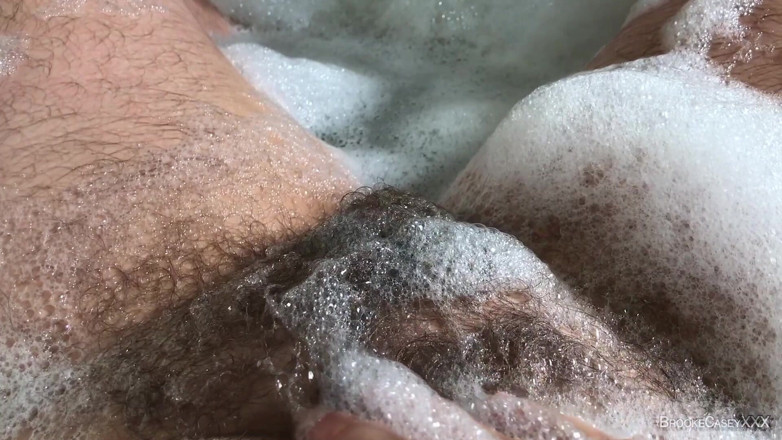 Brooke Casey: Sinnliche Asmr, voller busch und kitzler-anbetung im schaumbad, brooke casey