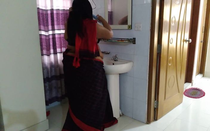 Aria Mia: Tamil quente tia stand em frente de espelho &amp;amp;cabelo combinado, em...