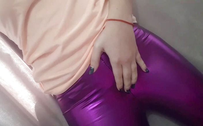 TheloveStory: Dziewczyna w lateksowych spodniach masturbuje się swoją cipką do orgazmu