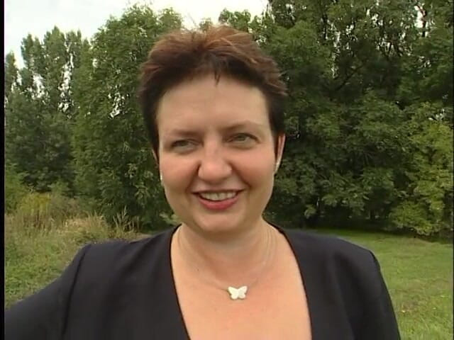 POV Orgasms: Krásná zralá dáma kouří chlapovi péro venku poblíž auta