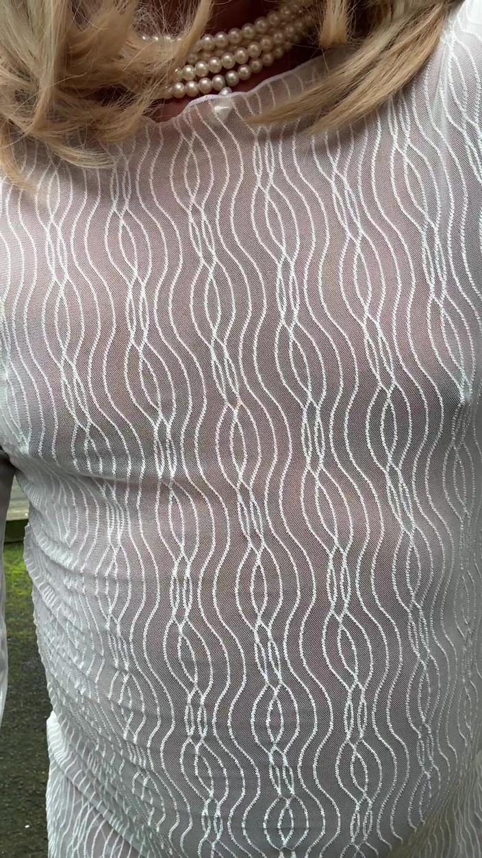 Kellycd2022: Sexy Crossdresser Kellycd2022 v bílých síťovaných punčochách a podpatcích
