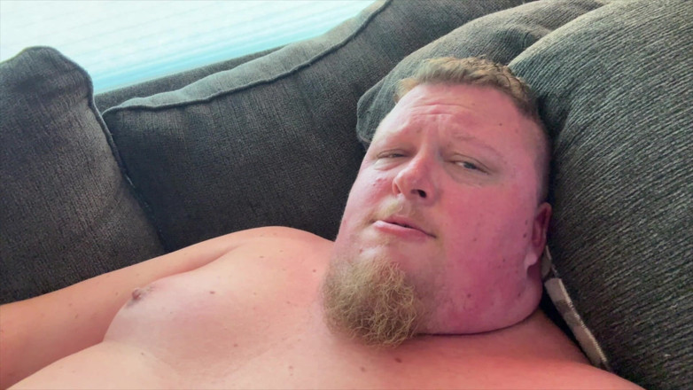 WestCub86: Baculatý chlap leží v posteli
