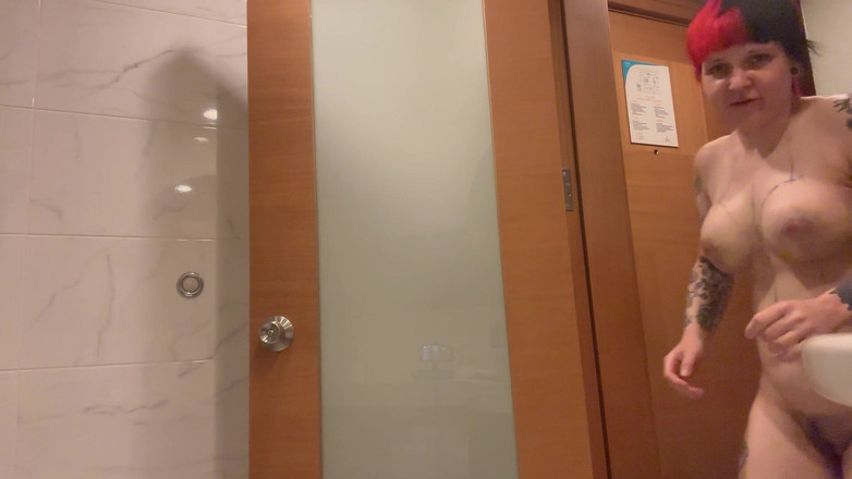 Bigtiddygoth: První sprcha po prsou - vysává, oteklá a pohnutá