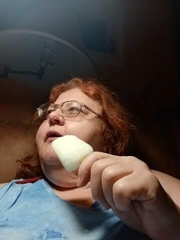 BBW nurse Vicki adventures with friends: Lízání nanuku z ledové linie