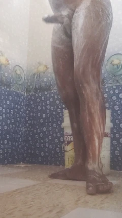 Un garçon nettoie les toilettes