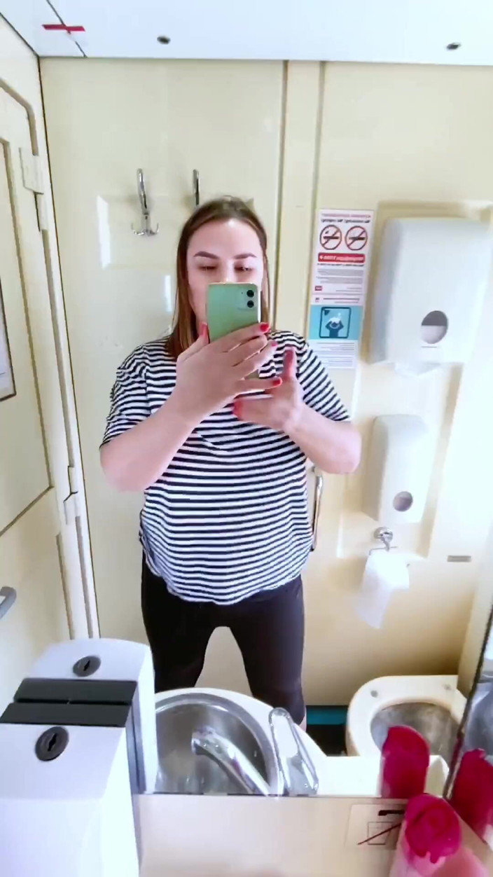 Ms Pee Piss: Podróż pociągiem w pociągu, poszedł do publicznej toalety, aby siusiu...