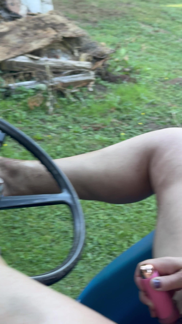 Bonewizzard69: Bonemaiden, femme de ferme coquine aux pieds sales, joue avec...