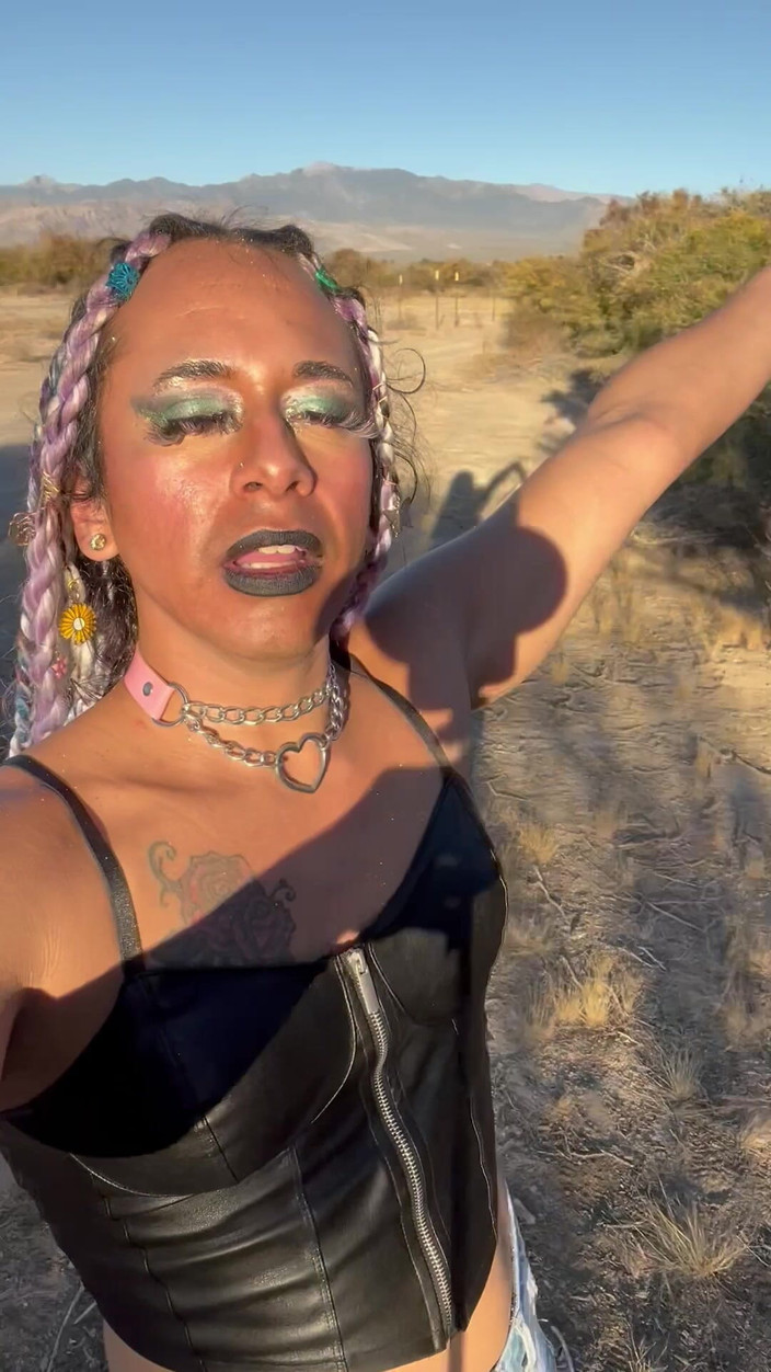 TSJade95: Toarnă zahărul pe mine, dezbrăcare în aer liber