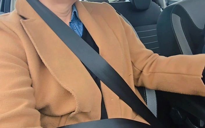 Sofy13: MiLF chaude e sexy en voiture