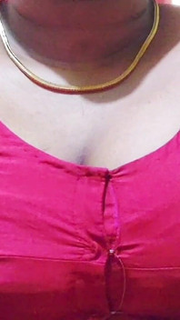 Une belle femme sexy partage sa chambre avec un ami riche